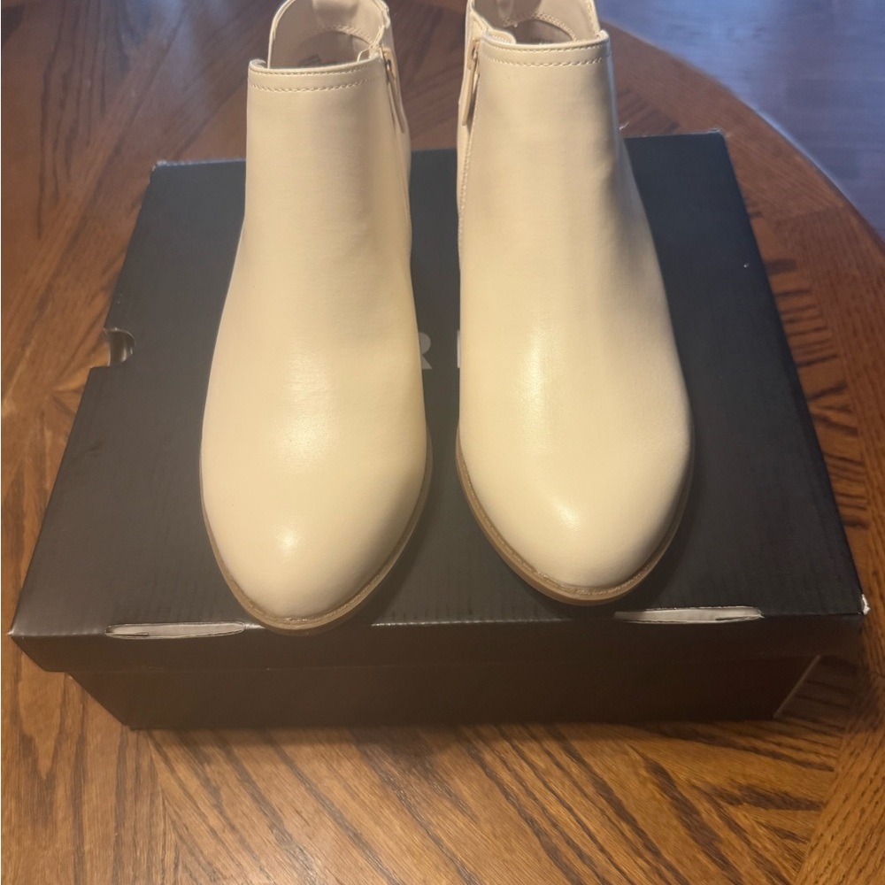 Torrid V Cut Ankle Bootie In Bone Size 8W Faux Leather Brand New